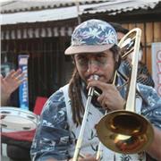 Profesor de música ofrece clases de teoría aplicada a distintos instrumentos, tales como trombón, trompeta, quena y guitarra